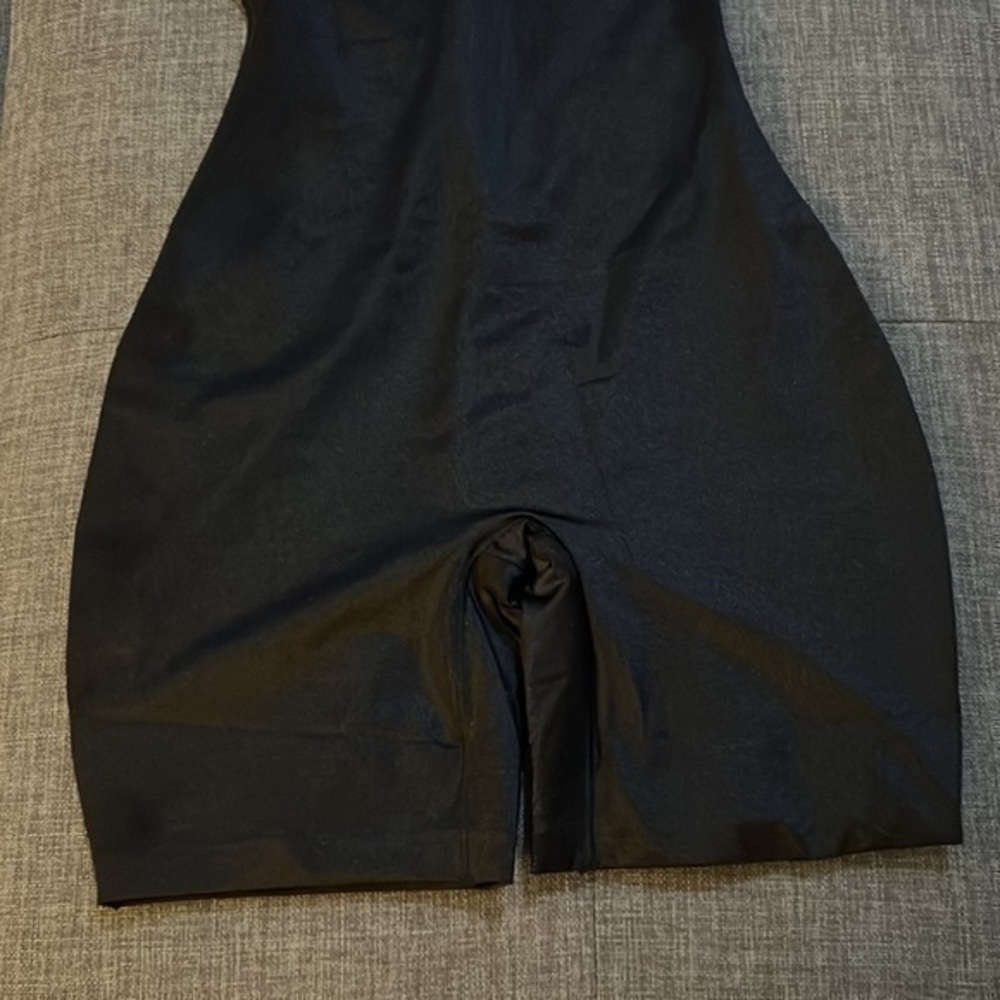 SKIMS ALL-IN-ONE SHINE MOCK NECK
MID THIGH ONESIE - Picture 4 of 7